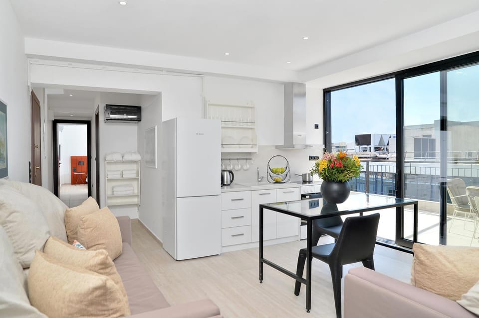 Kitchen or kitchenette, Seating area, Dining area, oven