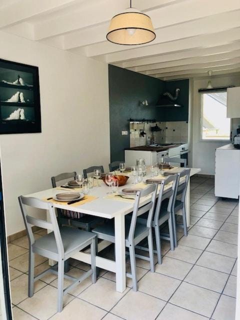 Kitchen or kitchenette, Food and drinks, Dining area, minibar, oven, stove