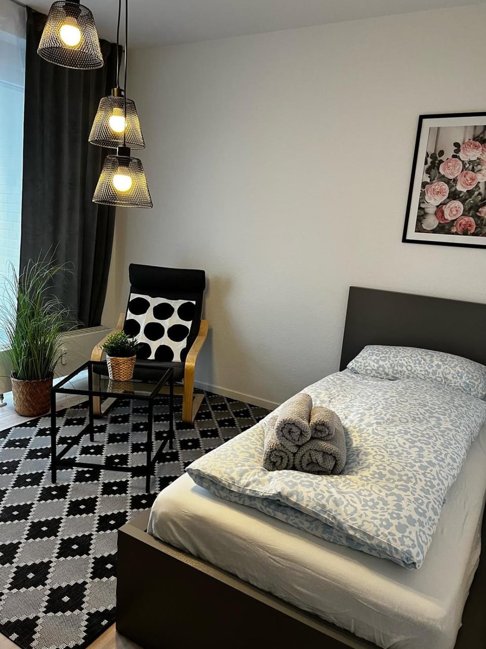 Bed, Living room, Photo of the whole room, Seating area, Bedroom