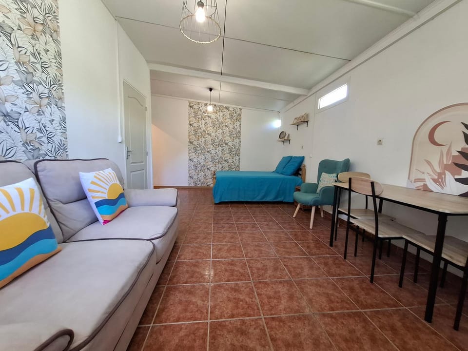 Photo of the whole room, Seating area