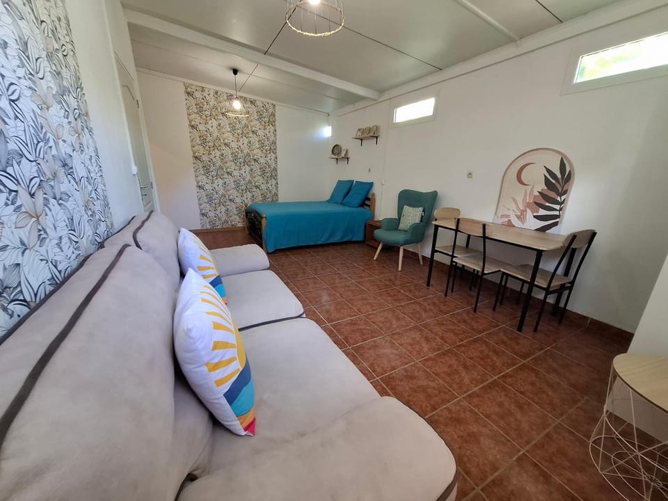 Bed, Photo of the whole room, Seating area, Bedroom