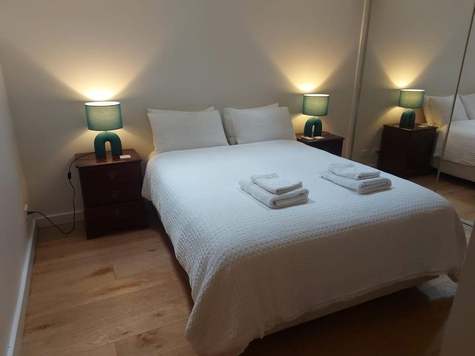 Bedroom, towels