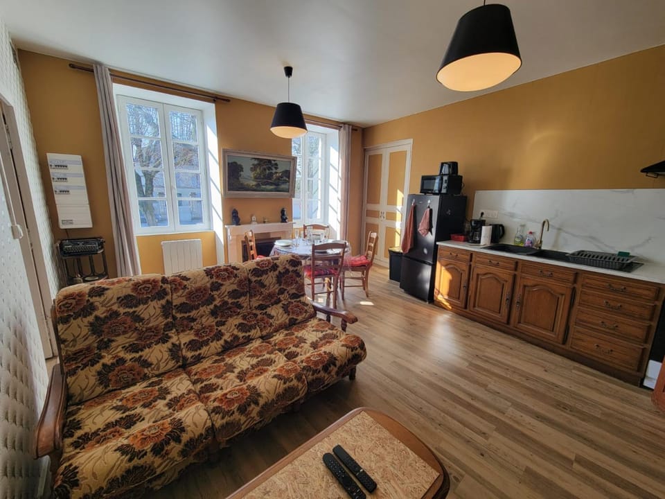 Coffee/tea facilities, Kitchen or kitchenette, Living room, Seating area, Dining area, oven