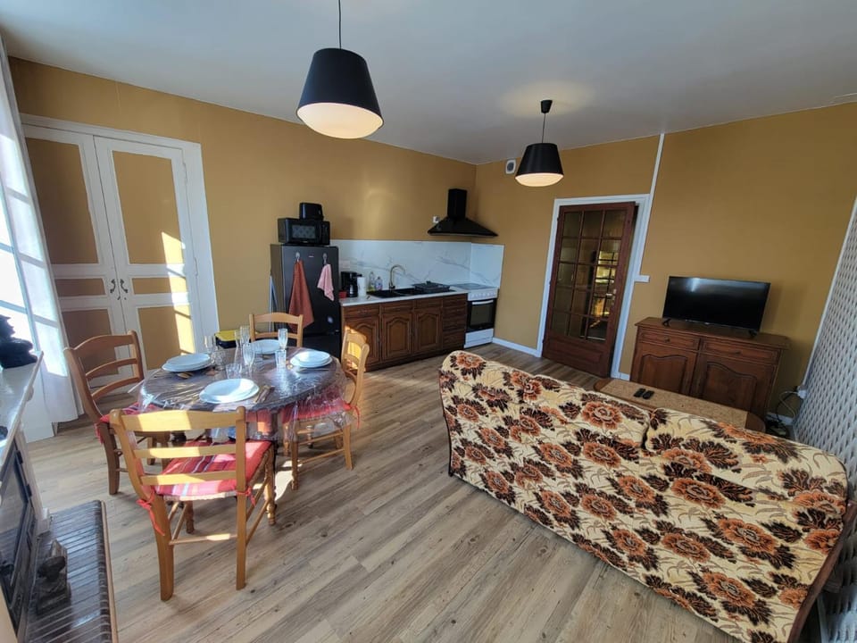 TV and multimedia, Kitchen or kitchenette, Living room, Seating area, Dining area