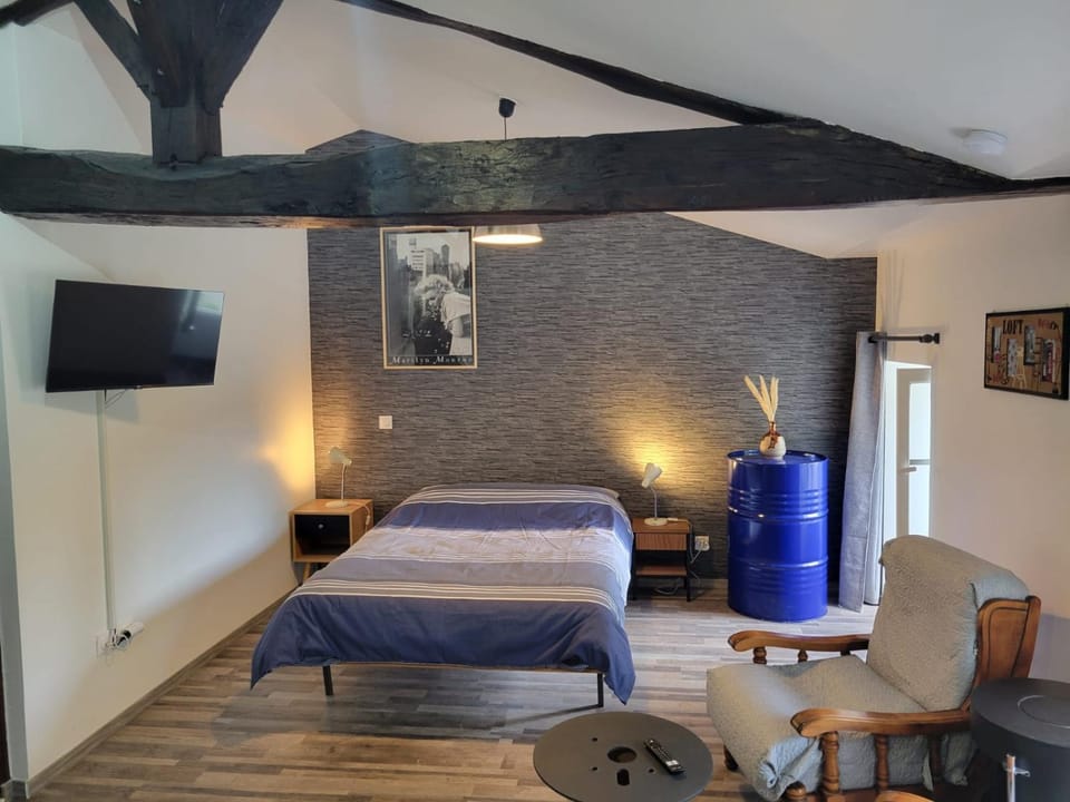 Bed, TV and multimedia, Photo of the whole room, Bedroom