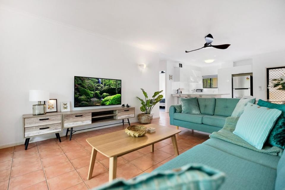 Coral Villa Stylish 2BR Apartment with Pool near Beach & Marina Apartment in Port Douglas
