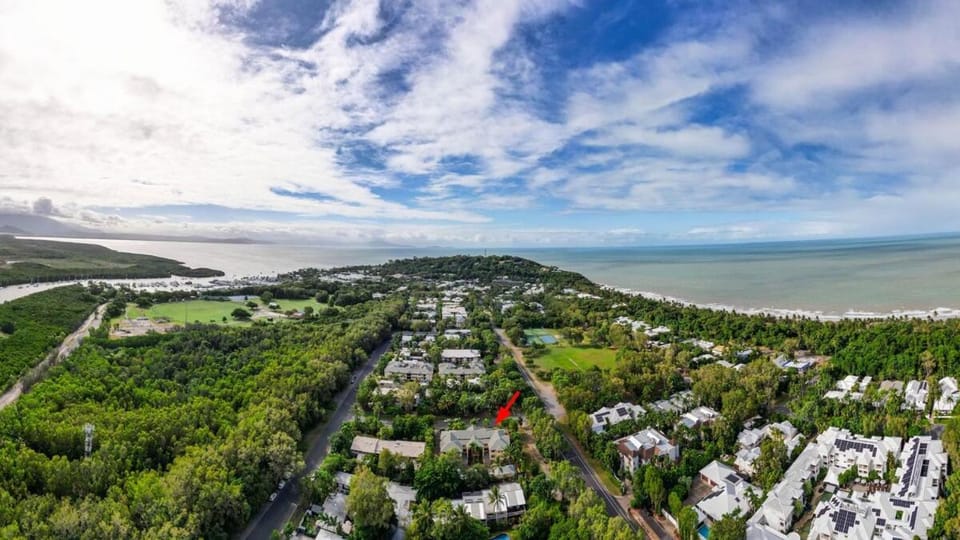 Coral Villa Stylish 2BR Apartment with Pool near Beach & Marina Apartment in Port Douglas