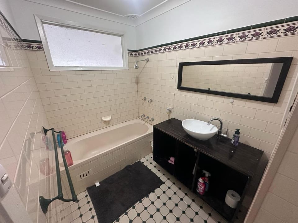 Comfortable and Spacious Queen Room - SW2 Vacation rental in Merrylands