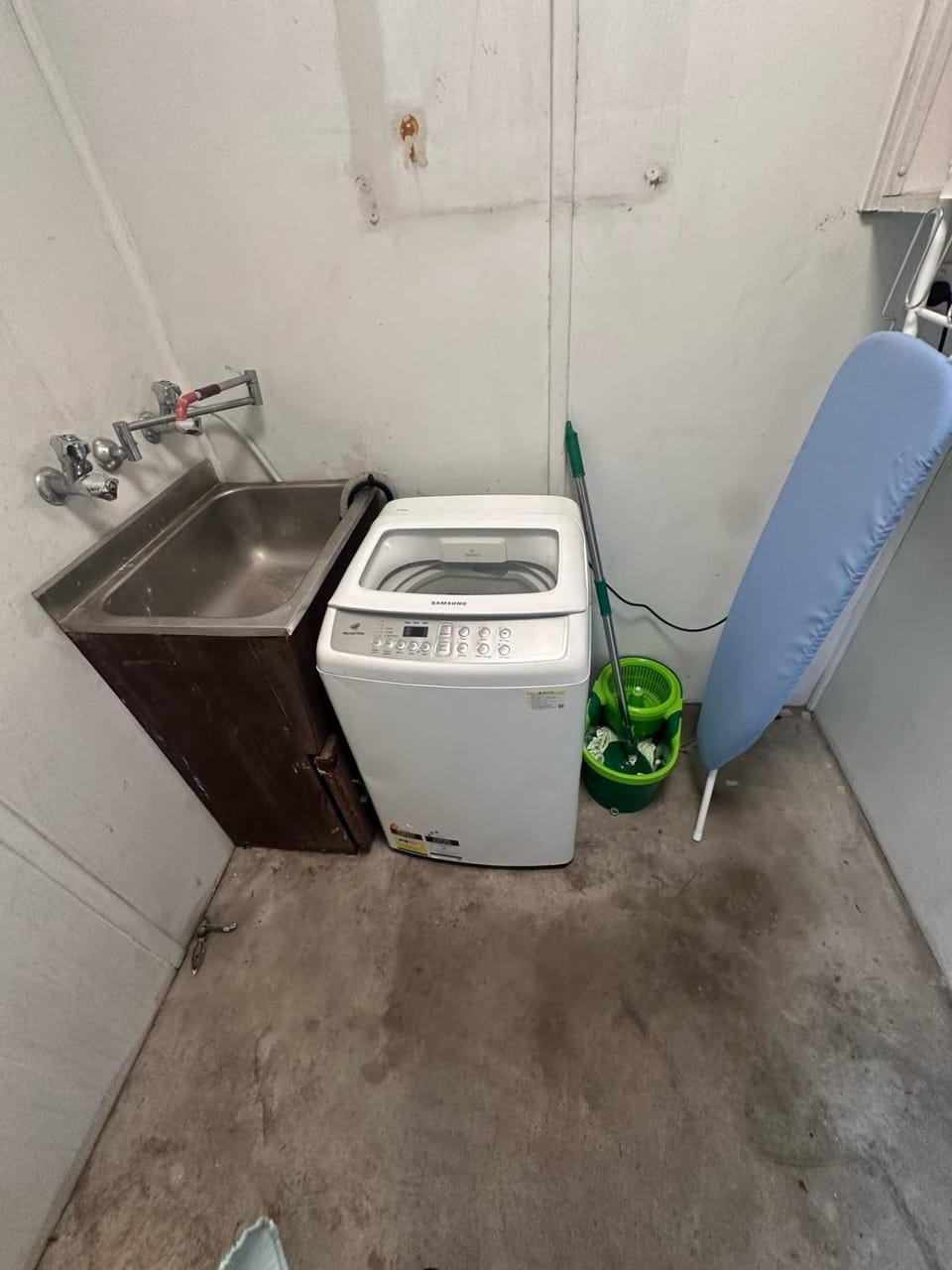 Comfortable and Spacious Queen Room - SW2 Vacation rental in Merrylands