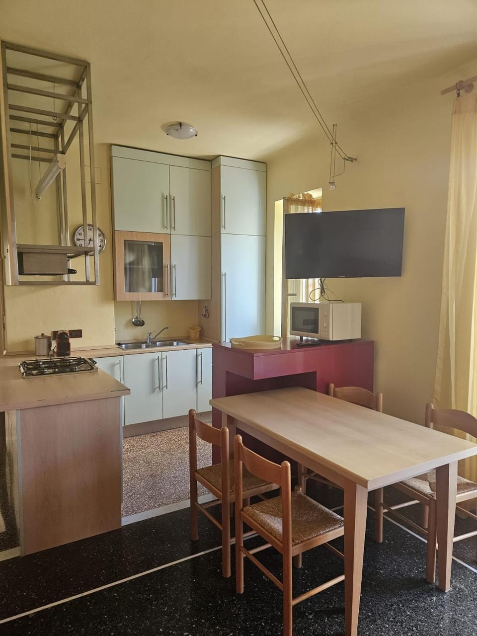 Kitchen or kitchenette, Dining area