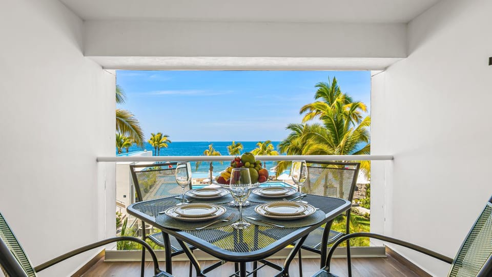 Day, View (from property/room), Balcony/Terrace, Seating area, Dining area, Sea view