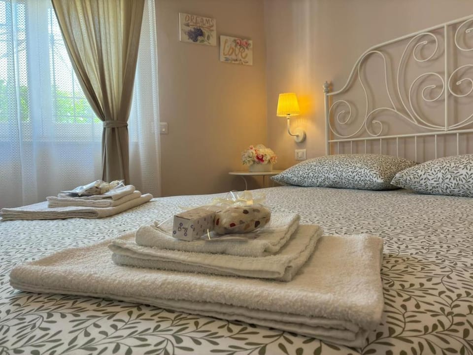 Bed, Bedroom, towels