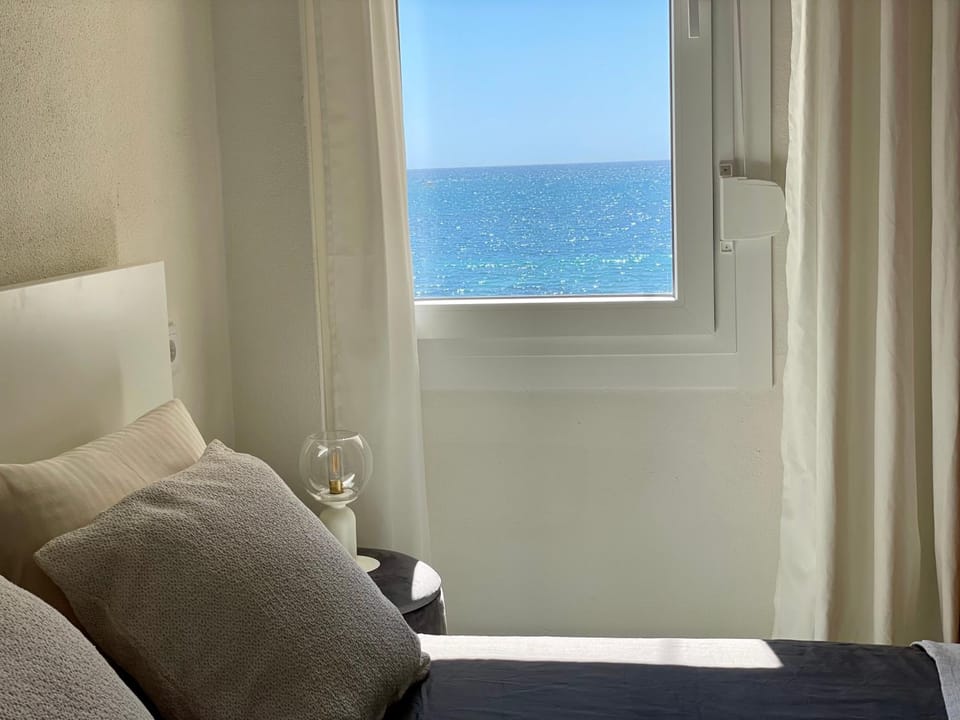 Photo of the whole room, Bedroom, Sea view