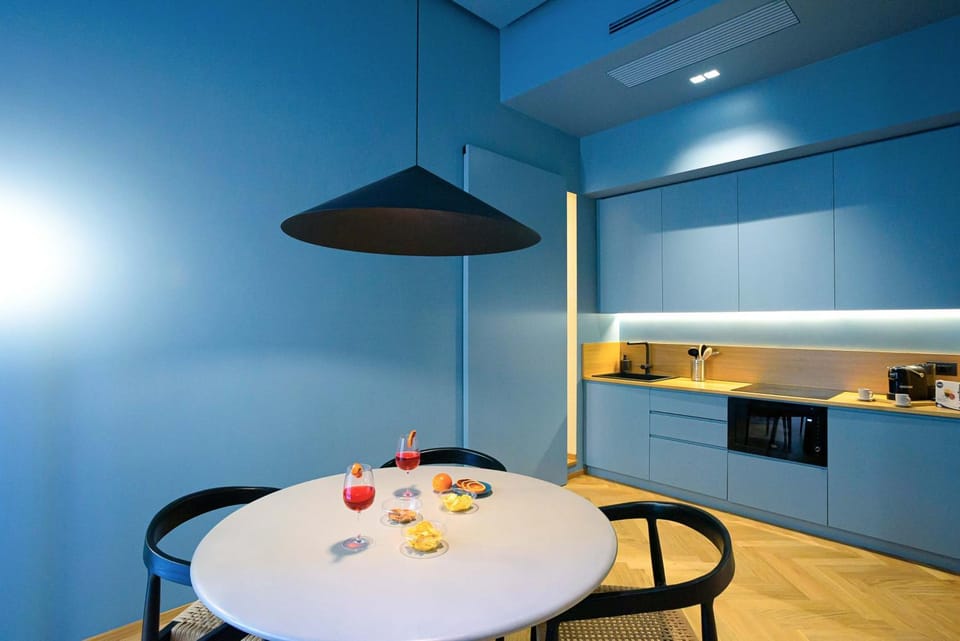 Kitchen or kitchenette, Dining area