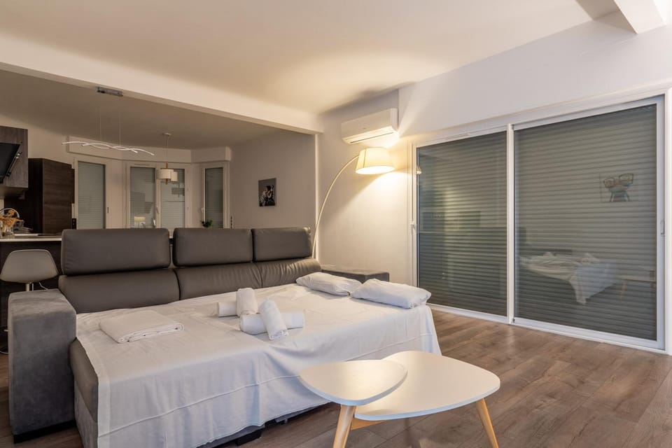 Bed, Night, Living room, towels