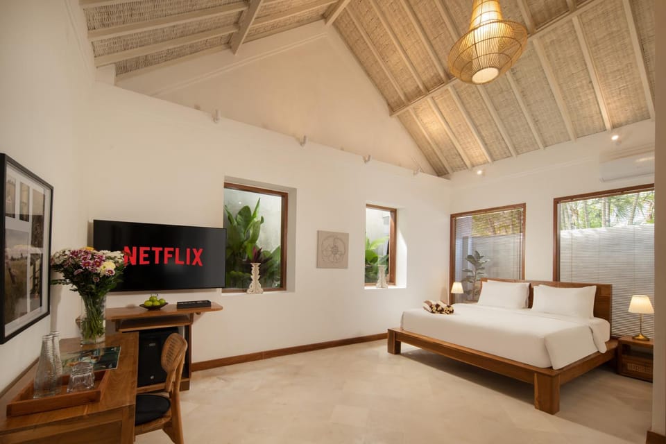 Bed, TV and multimedia, Bedroom