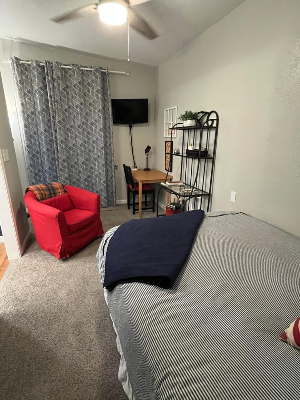 Bed, TV and multimedia, Seating area, Bedroom