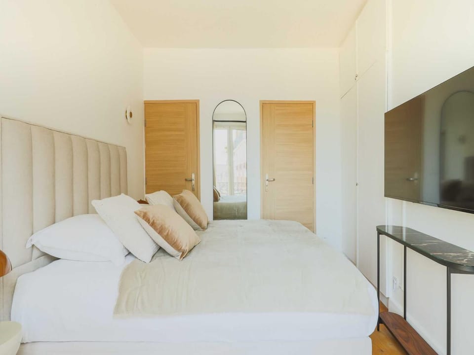 Bed, TV and multimedia, Bedroom