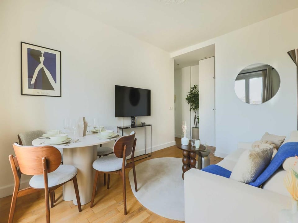 TV and multimedia, Seating area, Dining area