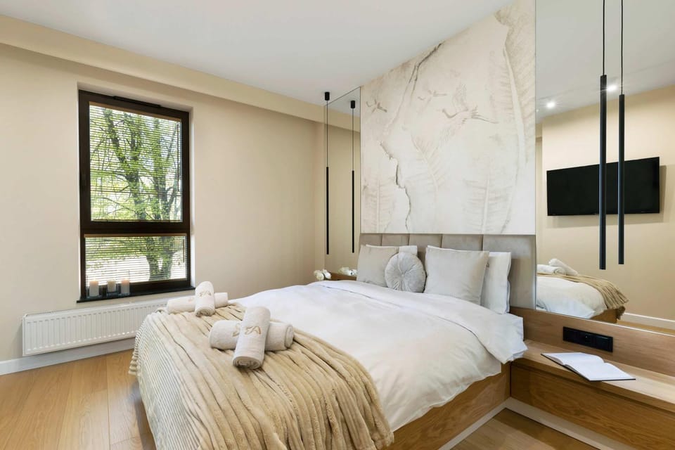 Bed, TV and multimedia, Photo of the whole room, Bedroom, towels