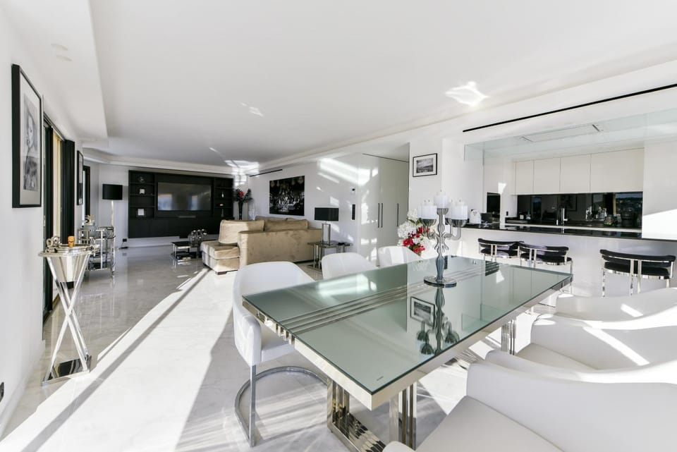 Kitchen or kitchenette, Living room, Seating area, Dining area