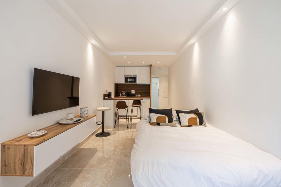 Bed, TV and multimedia, Photo of the whole room
