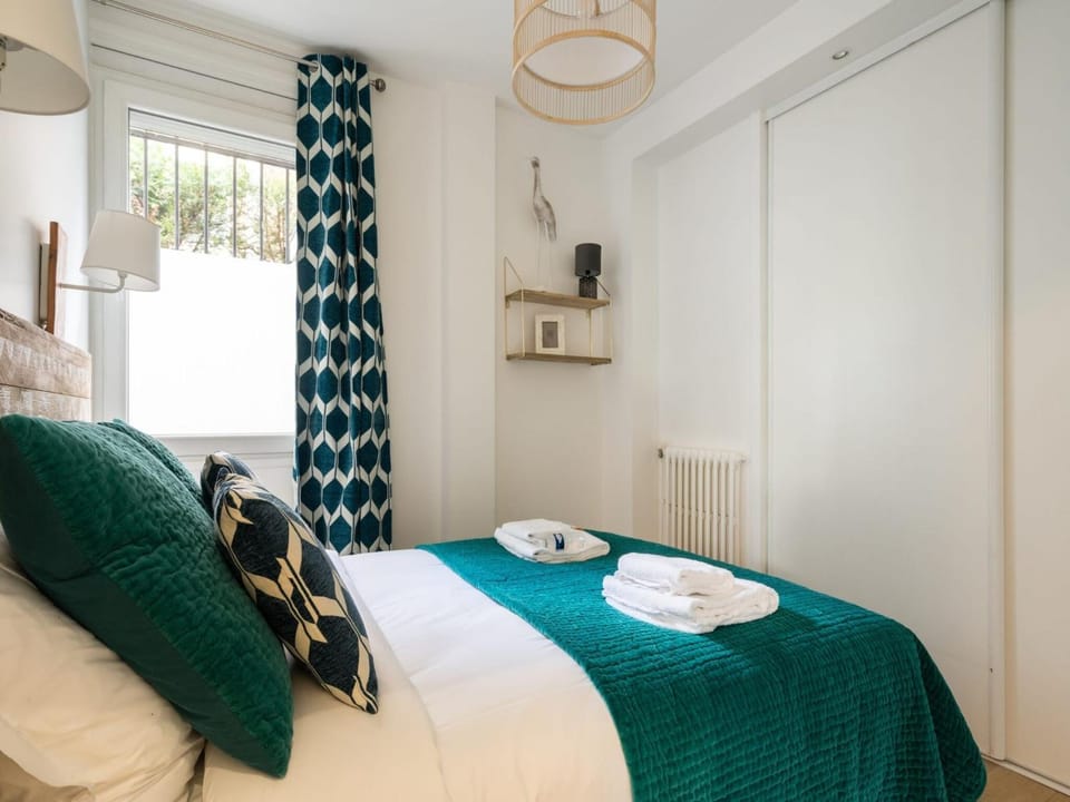 Bed, Bedroom, towels