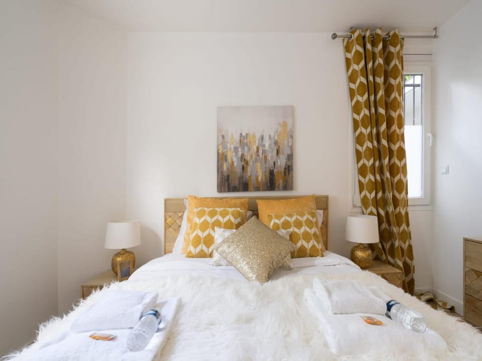 Bed, Bedroom, towels