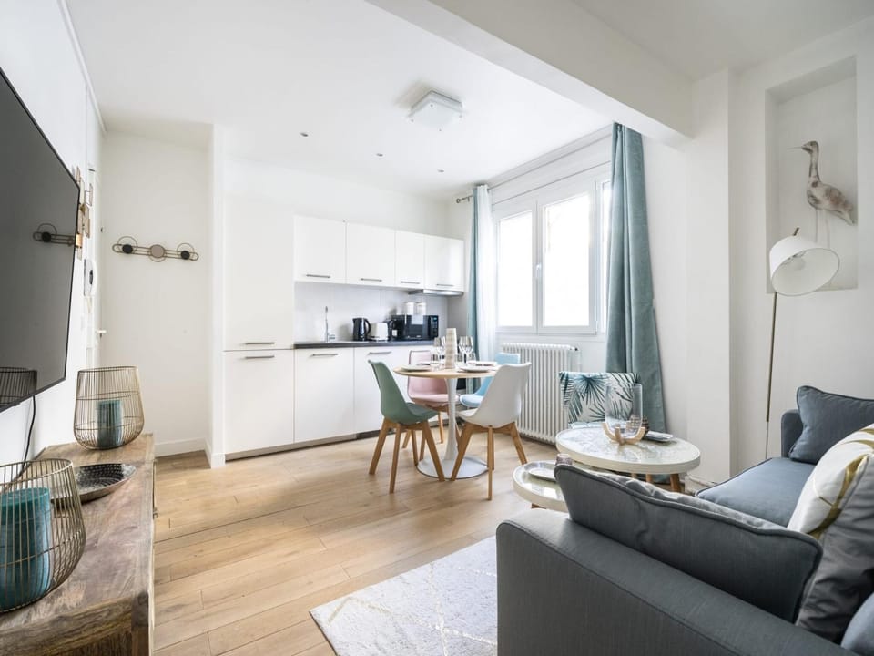 Kitchen or kitchenette, Seating area, Dining area, stove