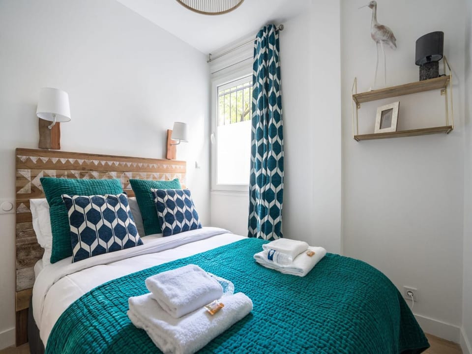 Bed, Bedroom, towels