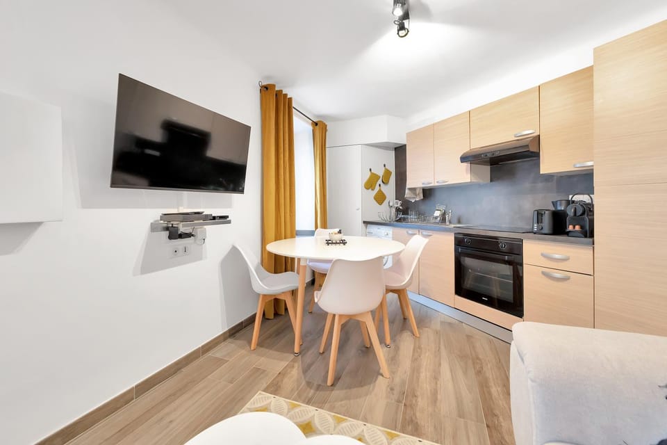 TV and multimedia, Coffee/tea facilities, Kitchen or kitchenette, Seating area, Dining area, oven, stove