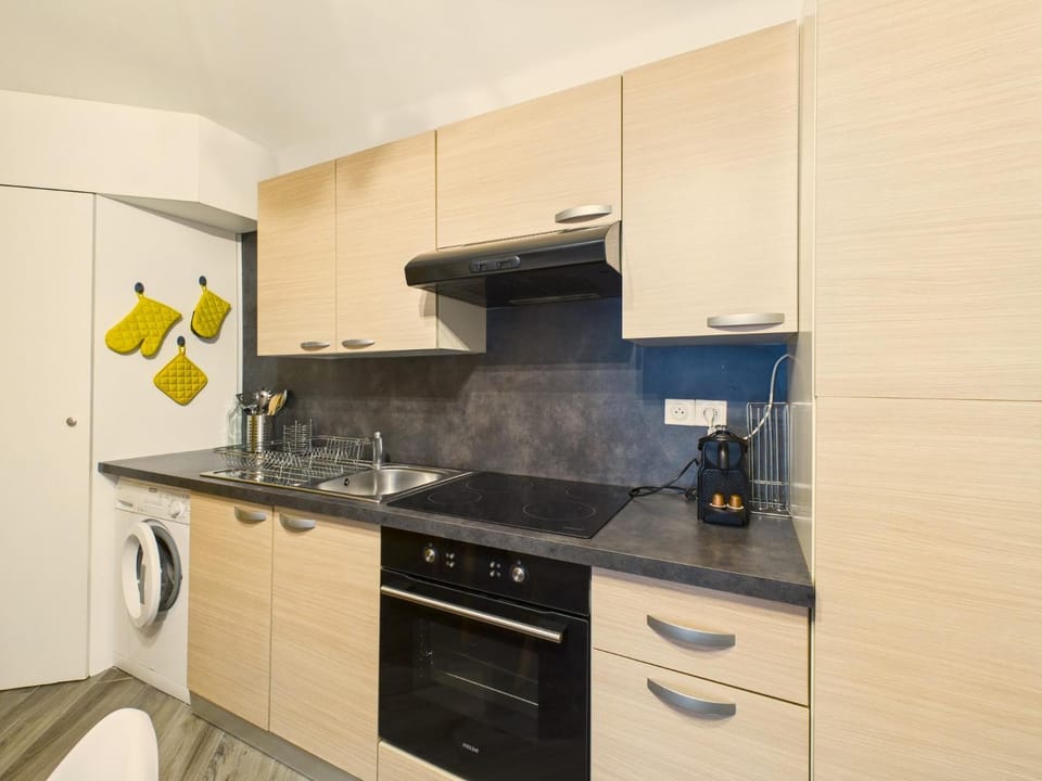 Coffee/tea facilities, Kitchen or kitchenette, oven, stove, washing machine