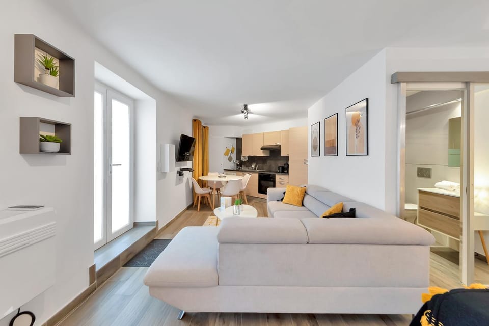 TV and multimedia, Kitchen or kitchenette, Living room, Seating area, Dining area