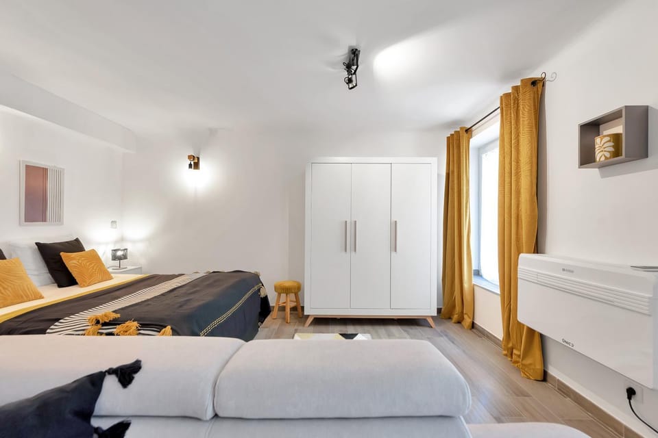 Bed, Living room, wardrobe
