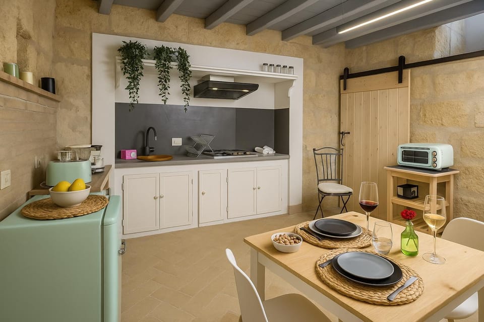 Coffee/tea facilities, Kitchen or kitchenette, Dining area, oven, stove, toaster