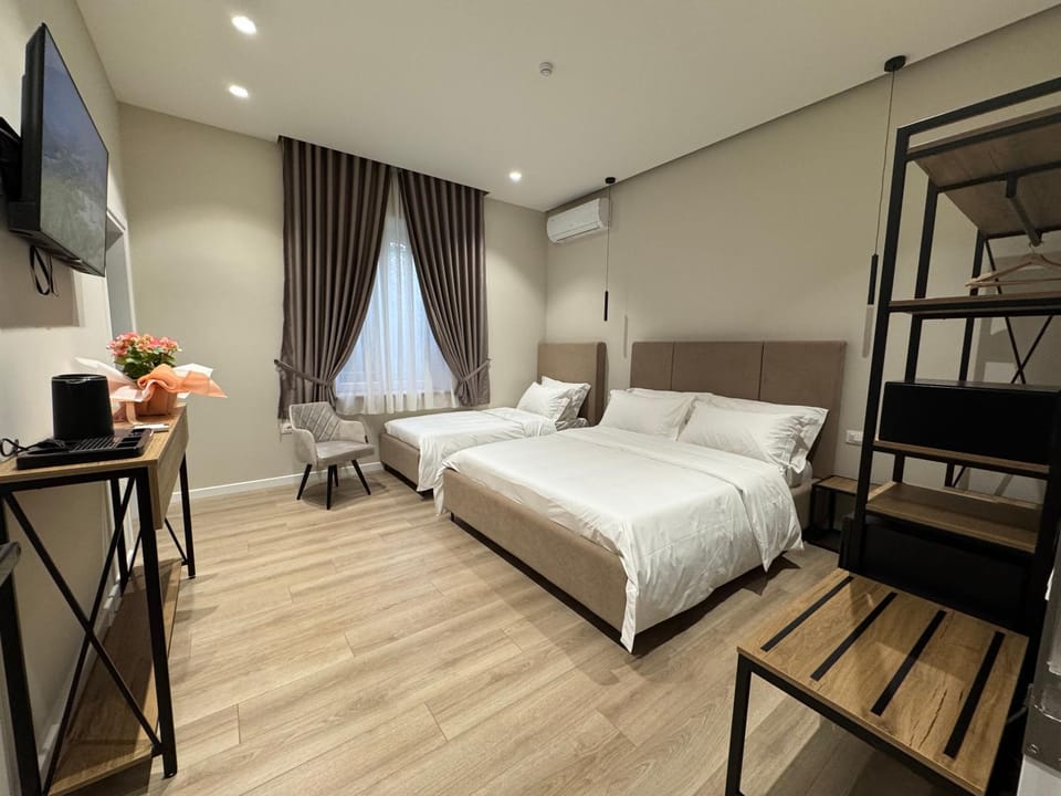Bed, TV and multimedia, Photo of the whole room, Bedroom, safe