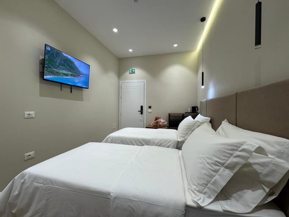 Bed, TV and multimedia, Photo of the whole room, Bedroom