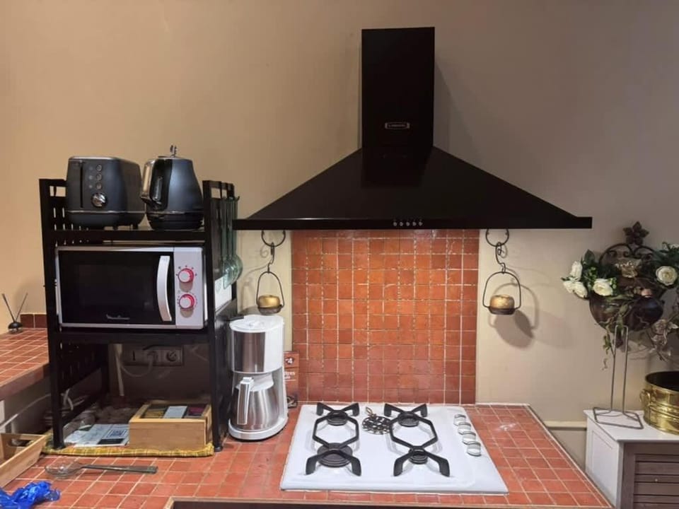 Coffee/tea facilities, Kitchen or kitchenette, oven, stove