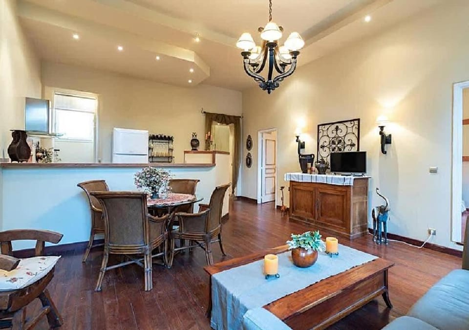 TV and multimedia, Kitchen or kitchenette, Living room, Seating area, Dining area