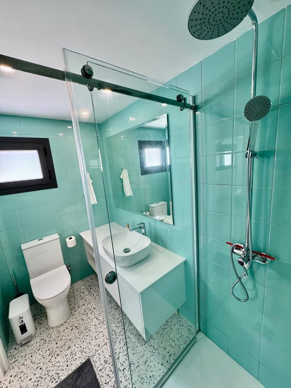 Shower, Toilet, Bathroom, towels
