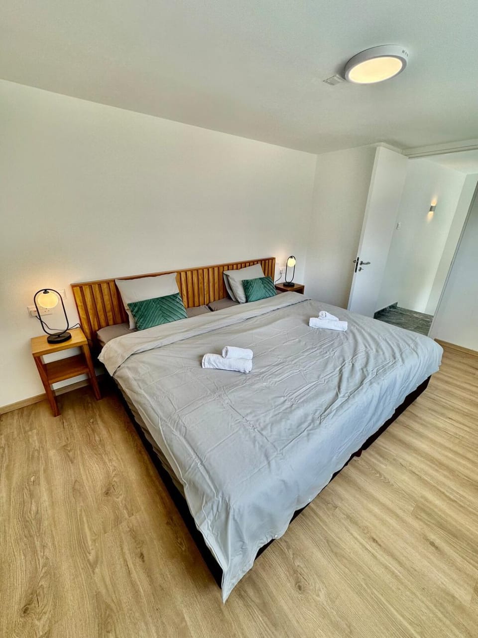 Bed, Photo of the whole room, Bedroom, towels