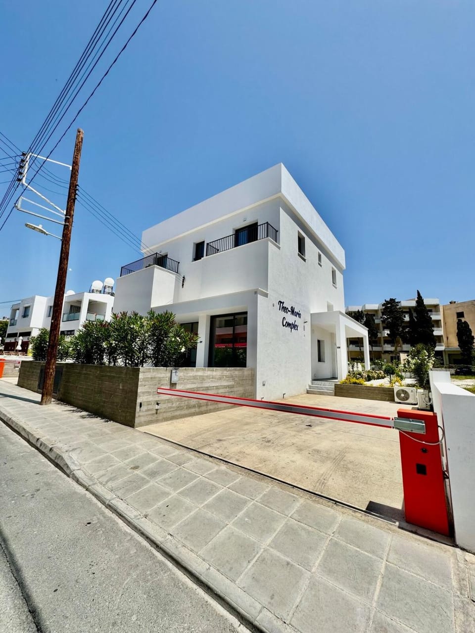 Property building, Day, Neighbourhood, Street view, Location, Parking