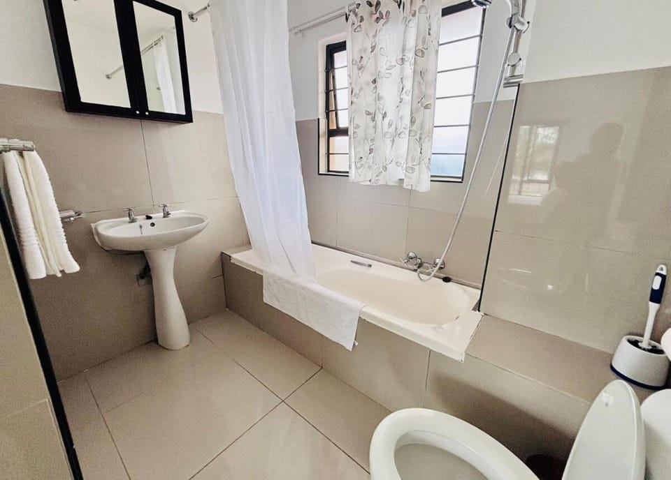 Tranquil Shores Modern 1BR WiFi Pool Beach Apartment in KwaZulu-Natal