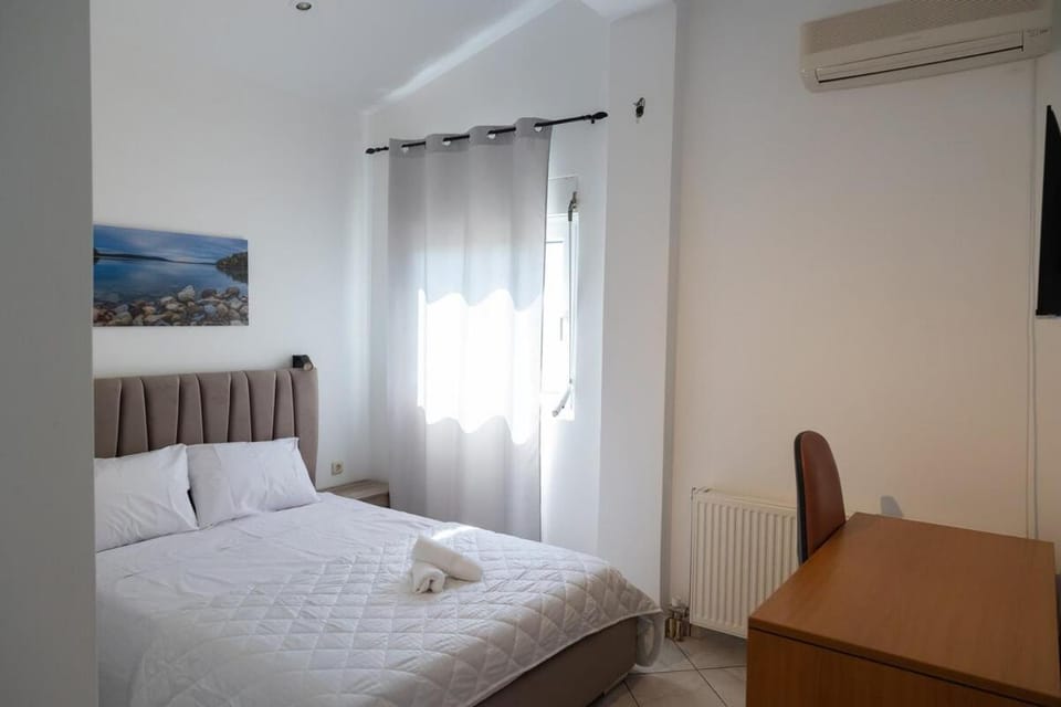 Bed, Photo of the whole room, Bedroom, internet, towels, air conditioner