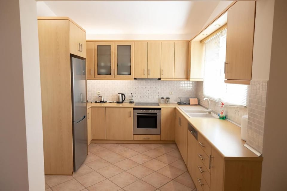 Coffee/tea facilities, Kitchen or kitchenette, oven, stove