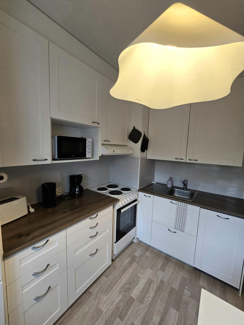Coffee/tea facilities, Kitchen or kitchenette, stove, kitchen