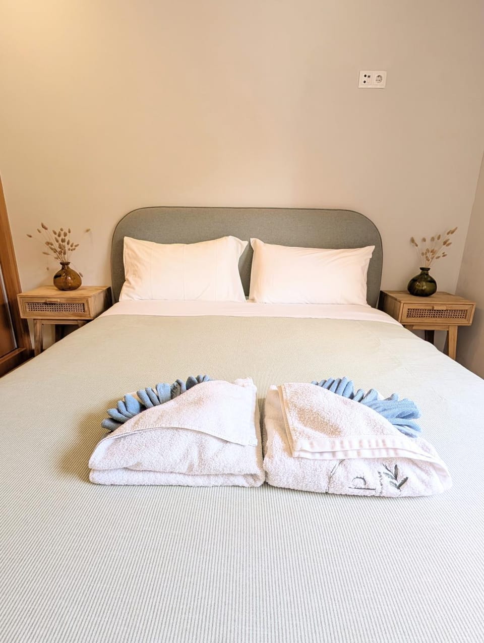 Bed, Bedroom, towels