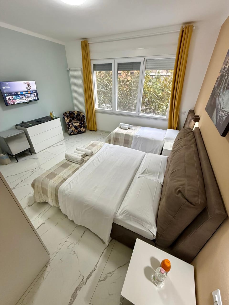 Bed, TV and multimedia, Seating area, Evening entertainment, Bedroom, towels