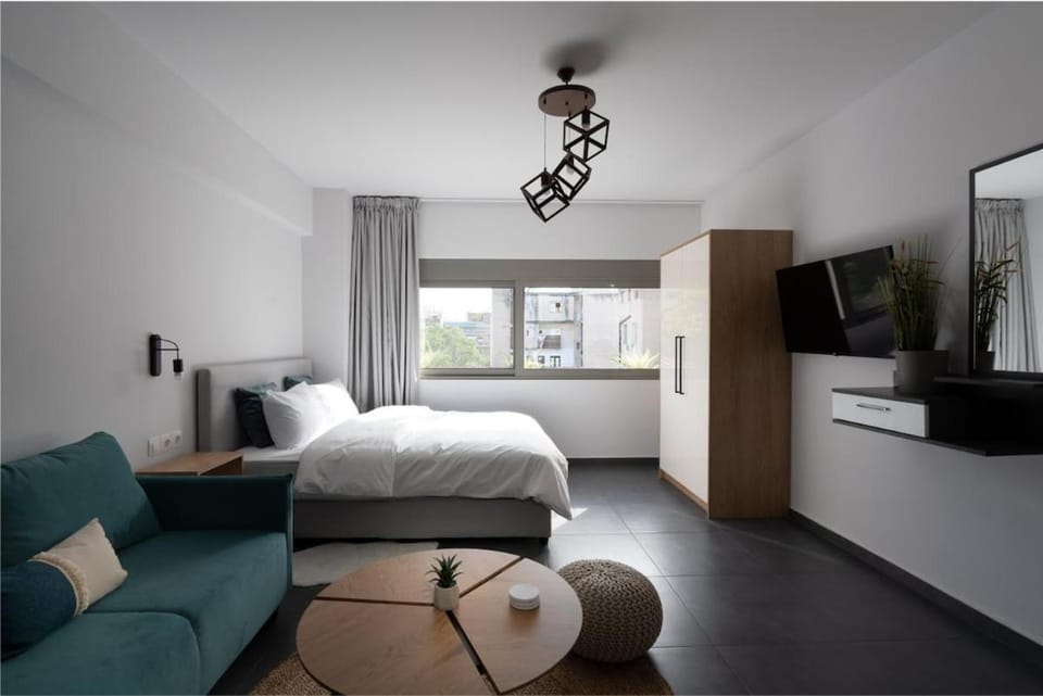 Bed, TV and multimedia, Photo of the whole room, Seating area, wardrobe, air conditioner