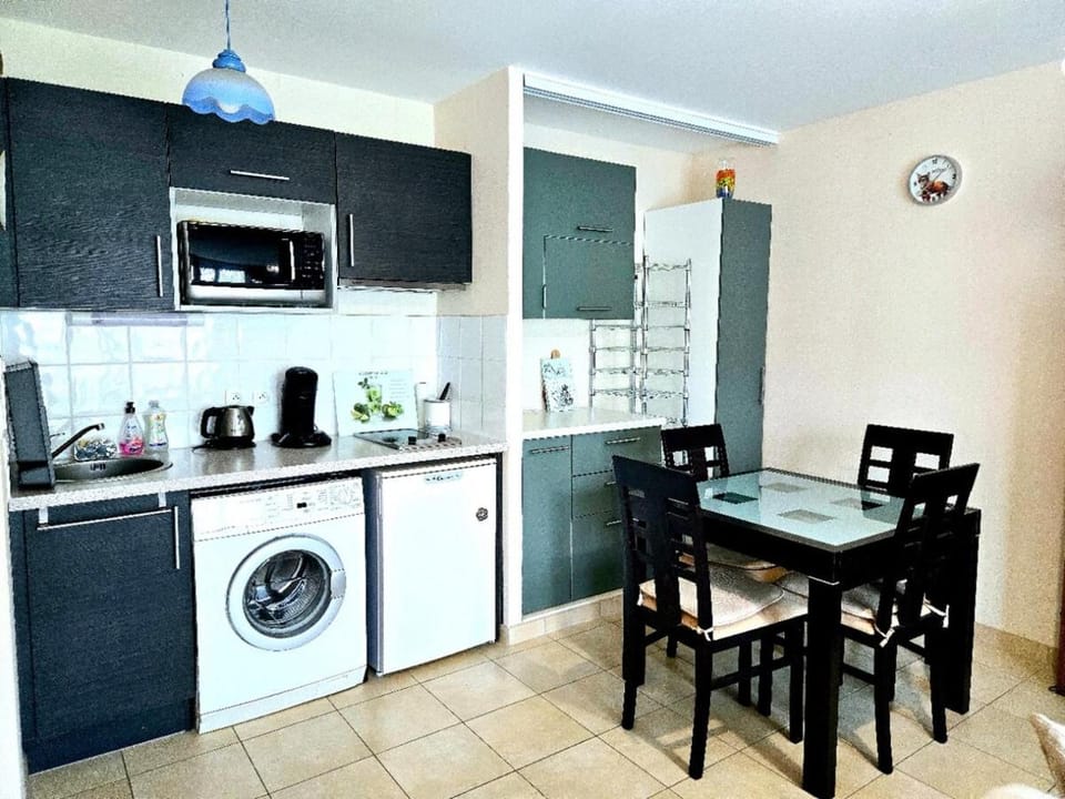 Kitchen or kitchenette, Dining area, stove, toaster, washing machine
